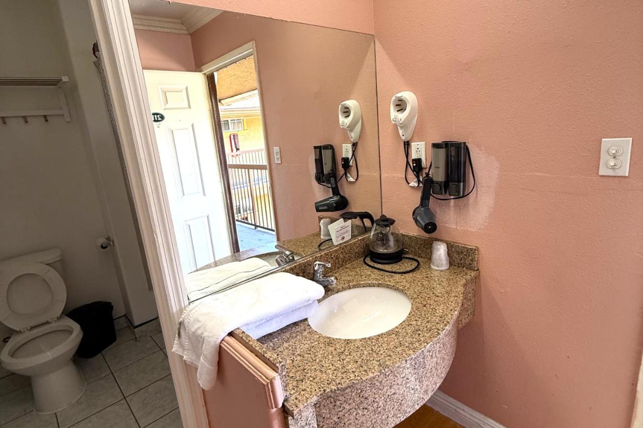 Travel Inn Motel - Los Angeles — photo 11