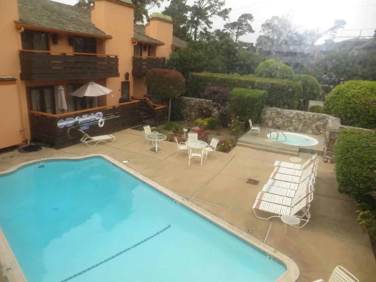 Heated swimming pool: The Monarch Resort