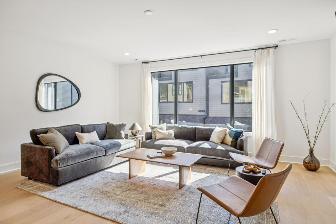 NEW Stylish Nash Townhouse w Hot Tub & Rooftop