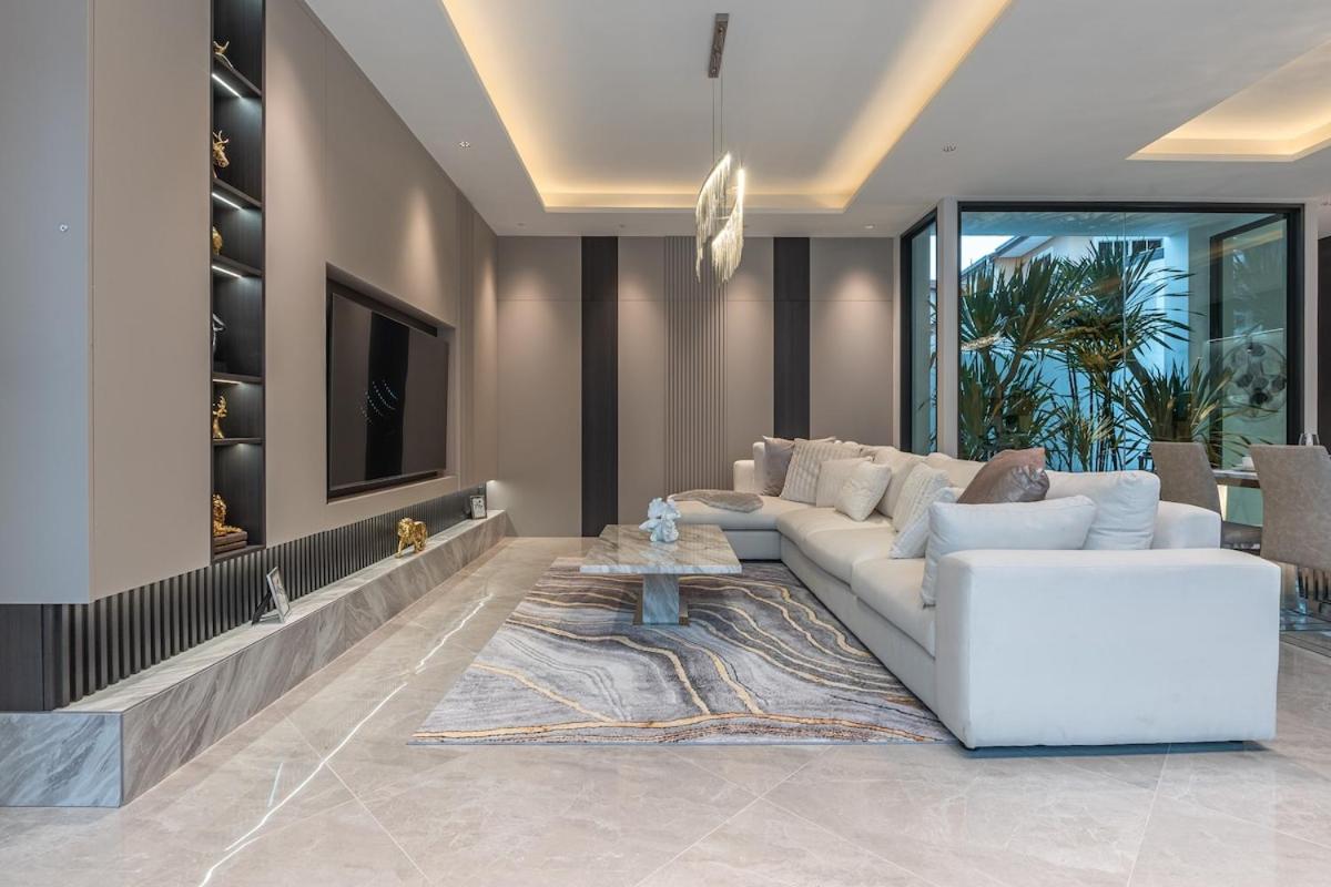 View of Modern 5BR Pool Villa Pattaya