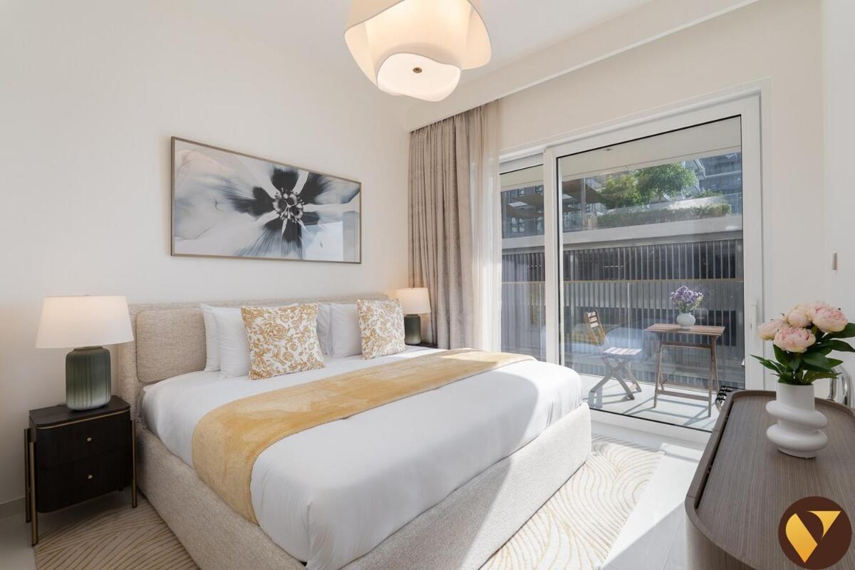 Vogue Vacation Homes, Emaar Beachfront Grand Bleu Designed by Elie Saab, near JBR and Palm Jumeirah, Two Bedroom Apartment with Balcony and Private Beach, Access to all Amenities - 4