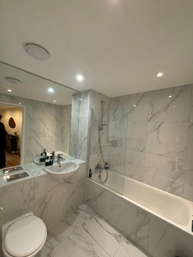 Luxury flat with FREE parking & easy tube access! - 3