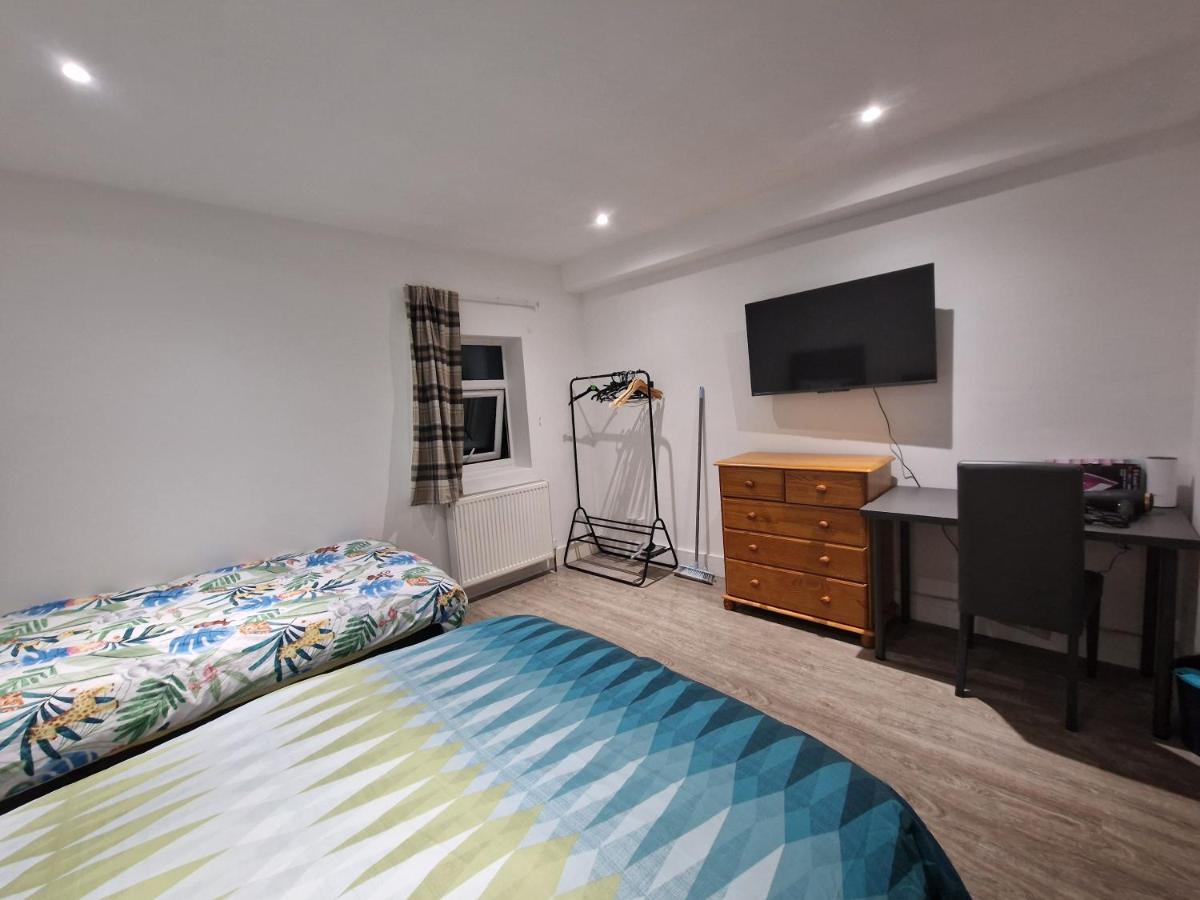 Newly Renovated Room, 1 Double & 1 Single Bed, Private Ensuite, Peckham Rye Zone 2