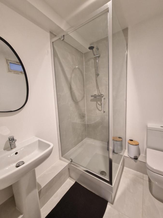 Newly Renovated Room, 1 Double & 1 Single Bed, Private Ensuite, Peckham Rye Zone 2 - 2