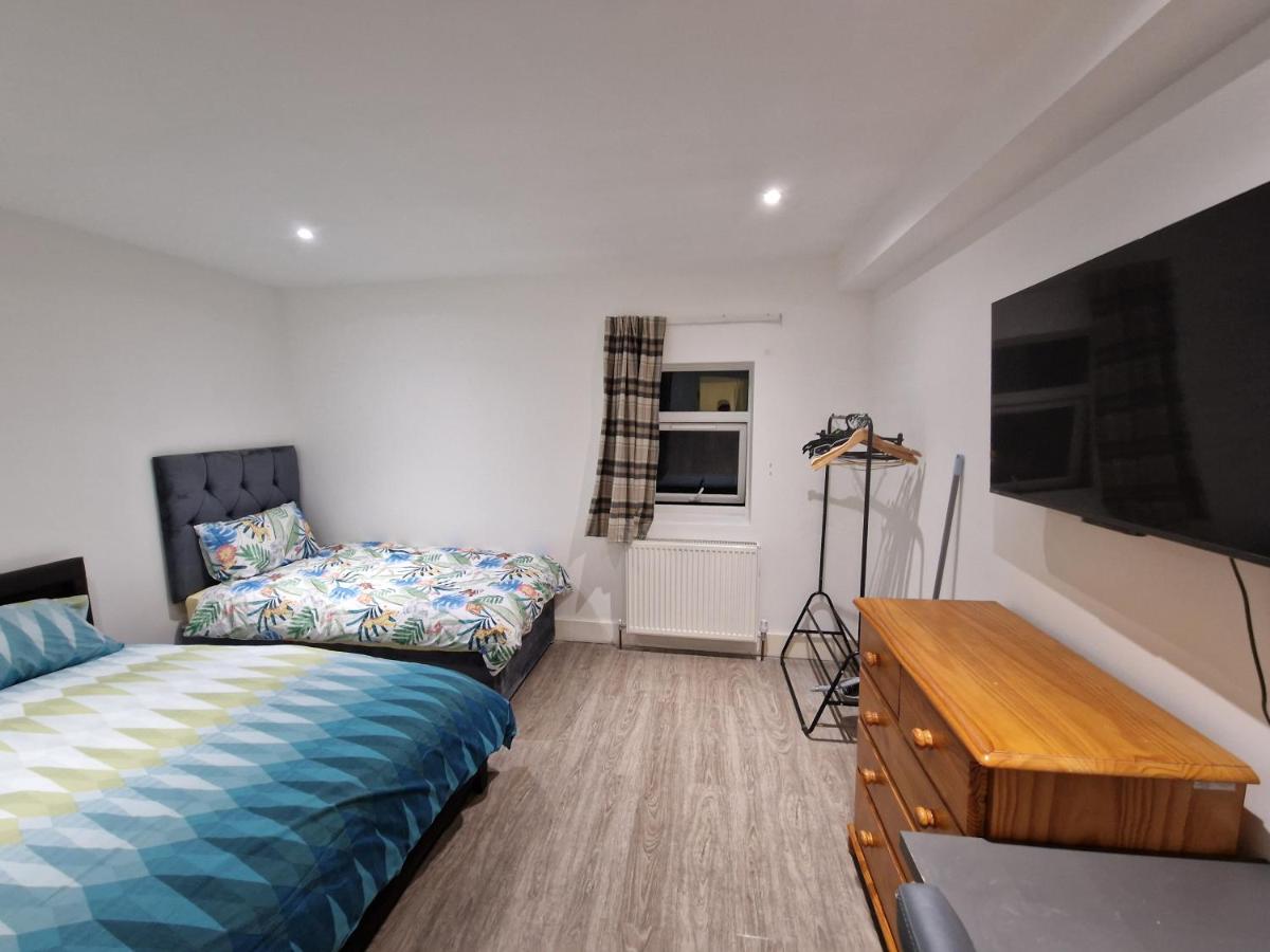 Newly Renovated Room, 1 Double & 1 Single Bed, Private Ensuite, Peckham Rye Zone 2 - 4