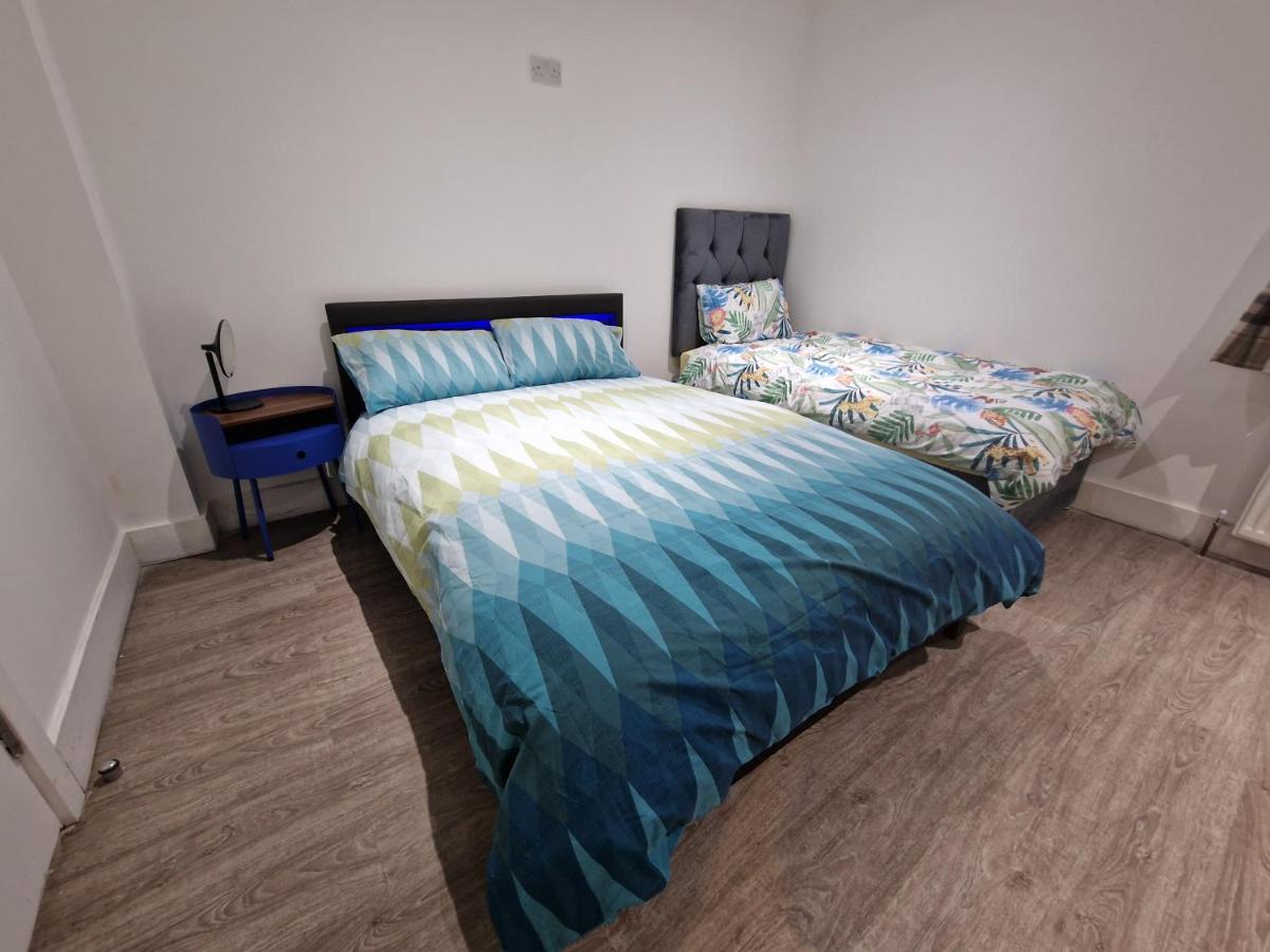 Newly Renovated Room, 1 Double & 1 Single Bed, Private Ensuite, Peckham Rye Zone 2 - 3