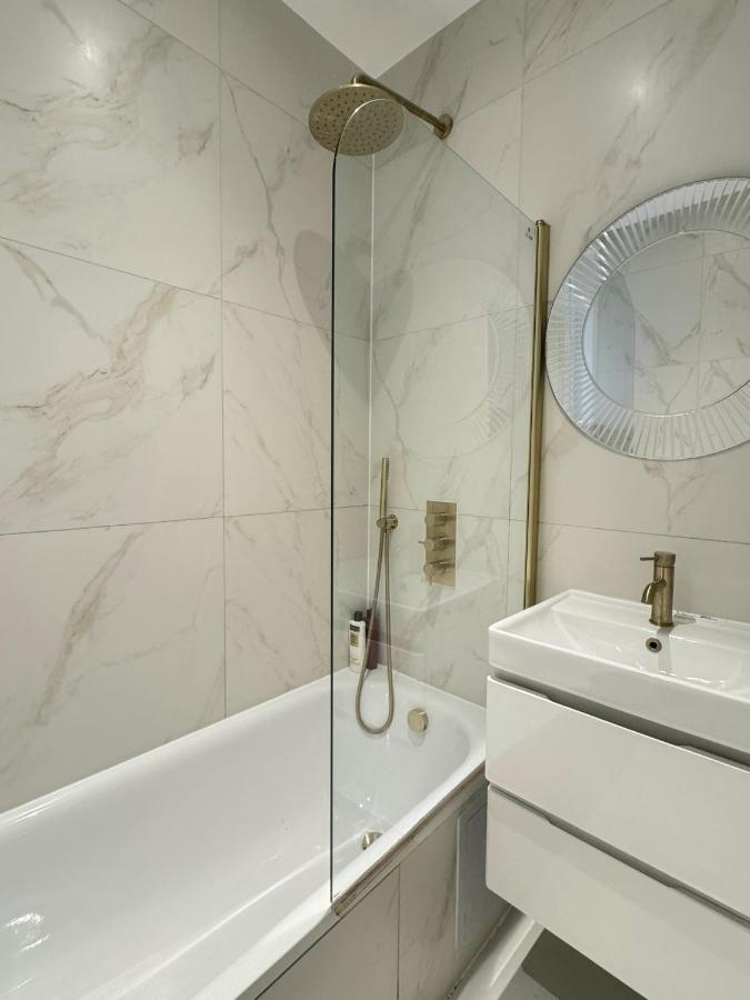Elegant 2BD Apartment, Steps from Oxford Street - 3