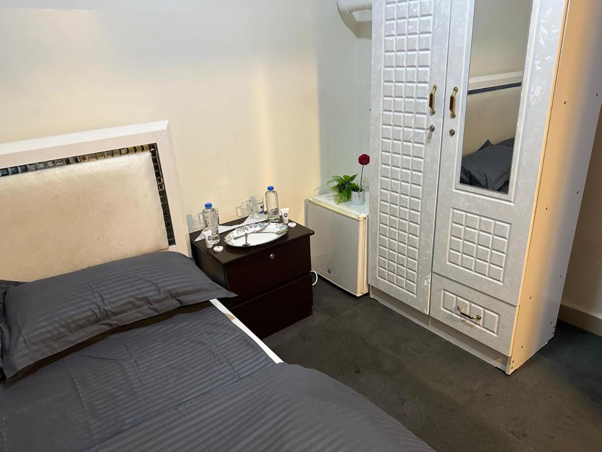 Unique Boutique - MBZ - 2