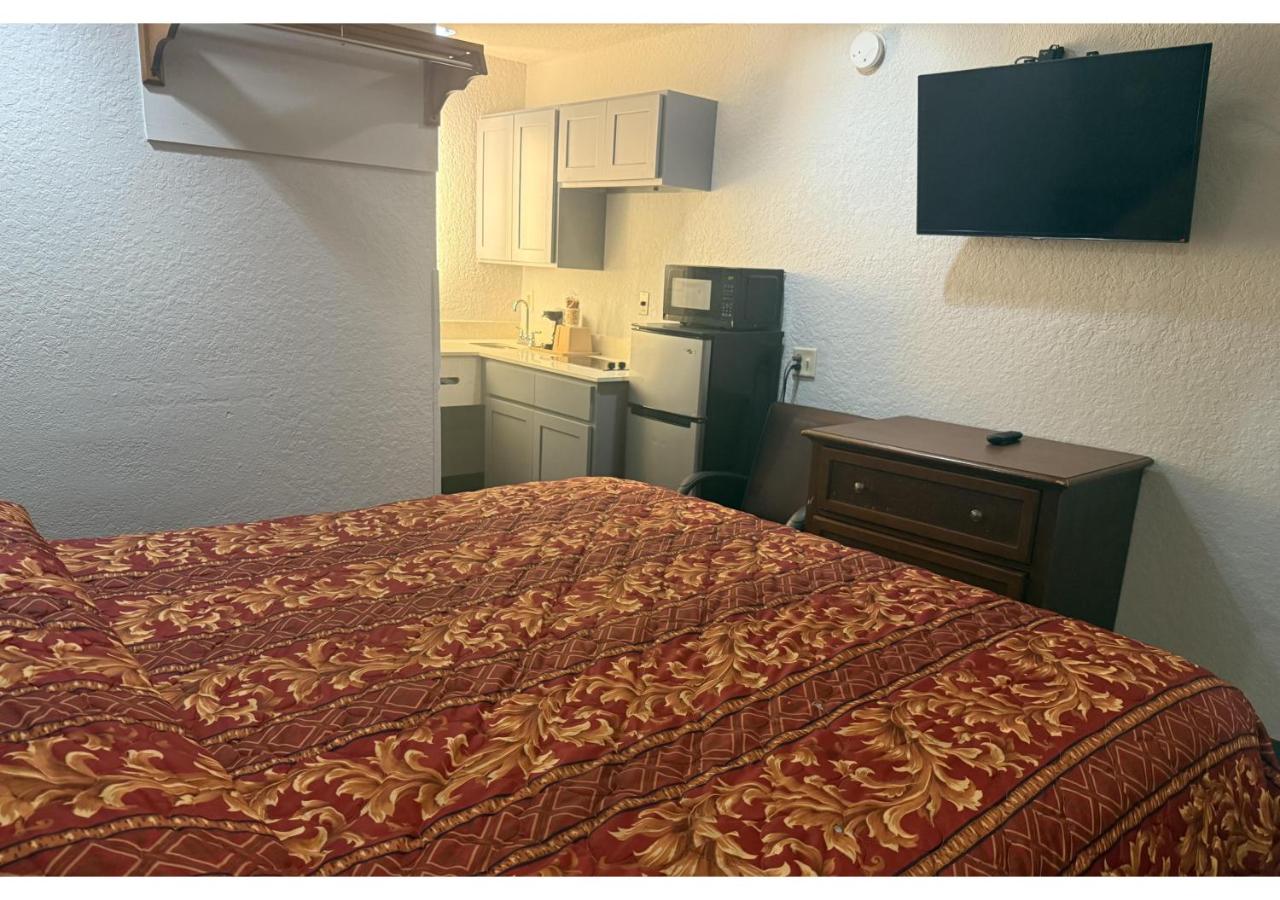Economy Lodge Texas City Refinery — photo 13