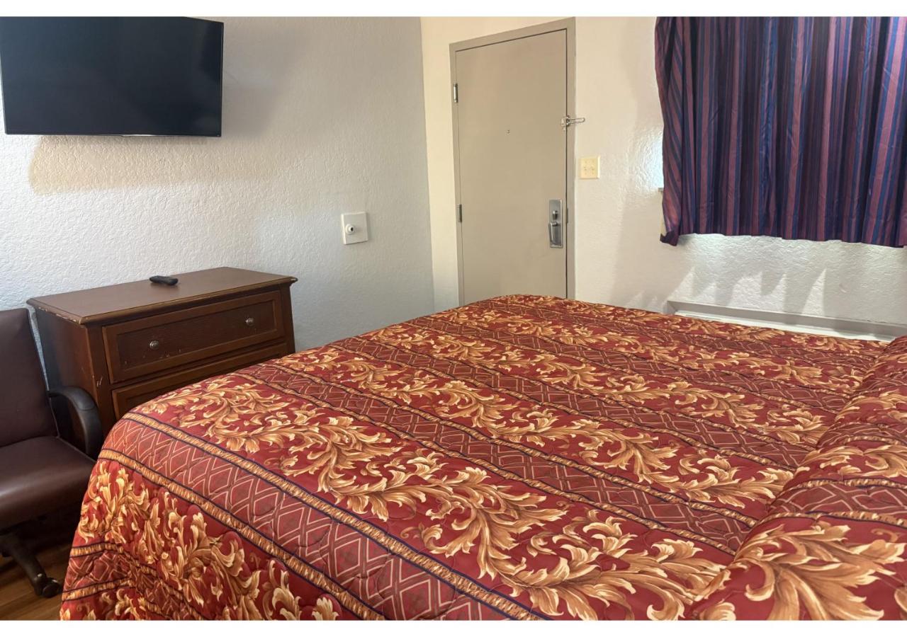 Economy Lodge Texas City Refinery — photo 12