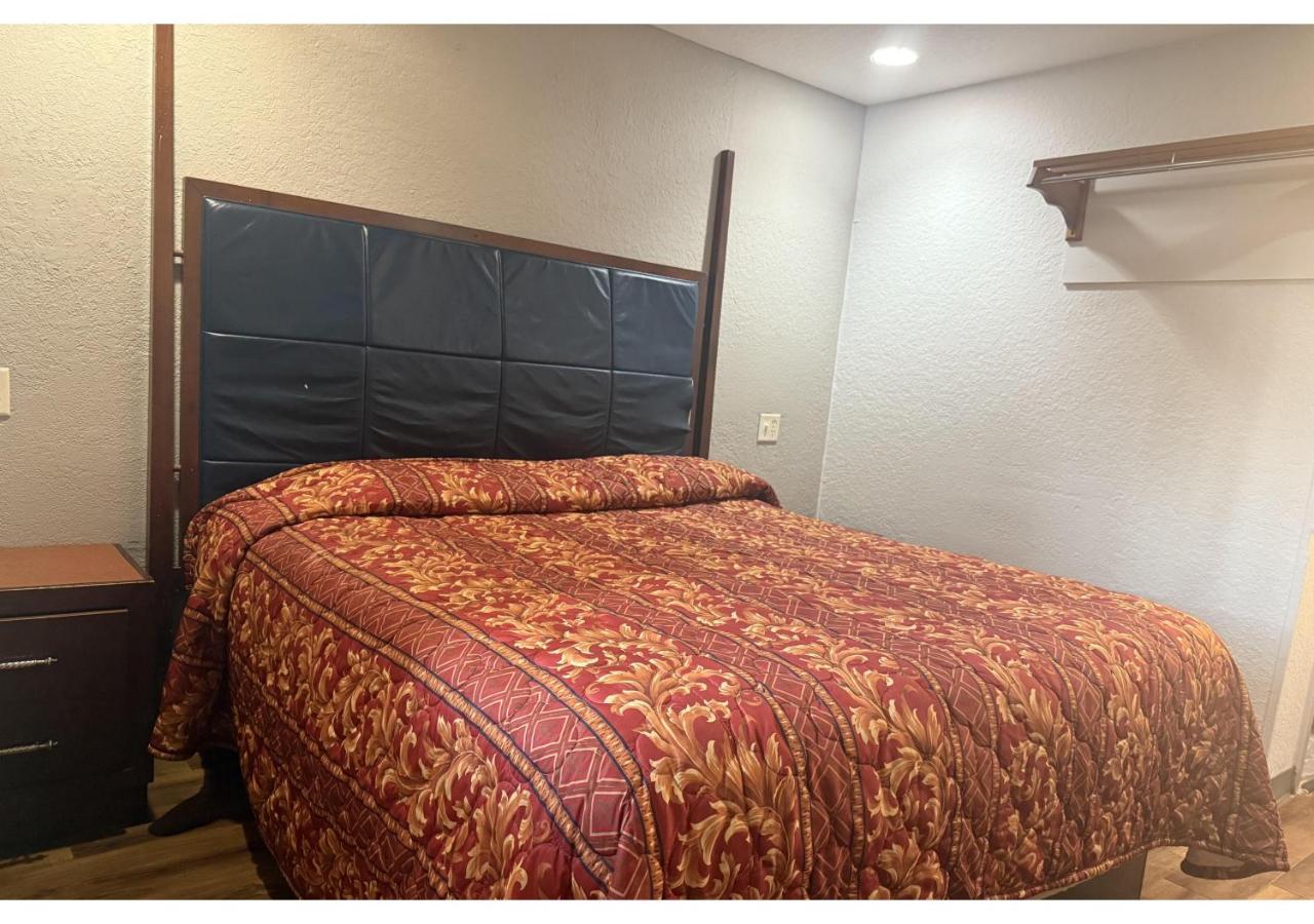 Economy Lodge Texas City Refinery — photo 17