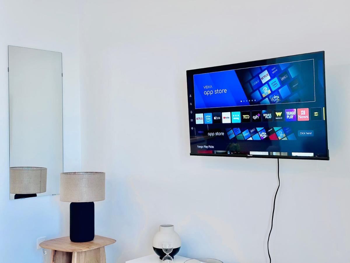 Modern Studio in Waters Edge Pool & Canal Views - 4