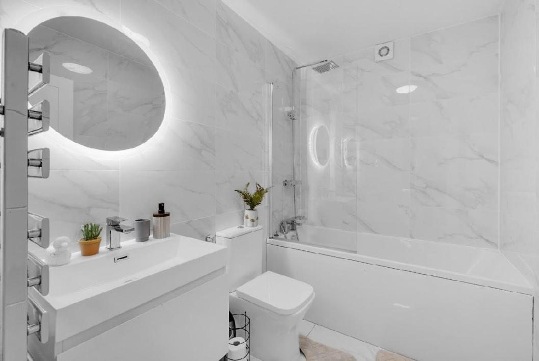 2 Bedroom Flat By Key Light Properties Short Lets & Serviced accommodation two minutes walk from Canada Water Station - Great for Contractors, Group and Family - 3