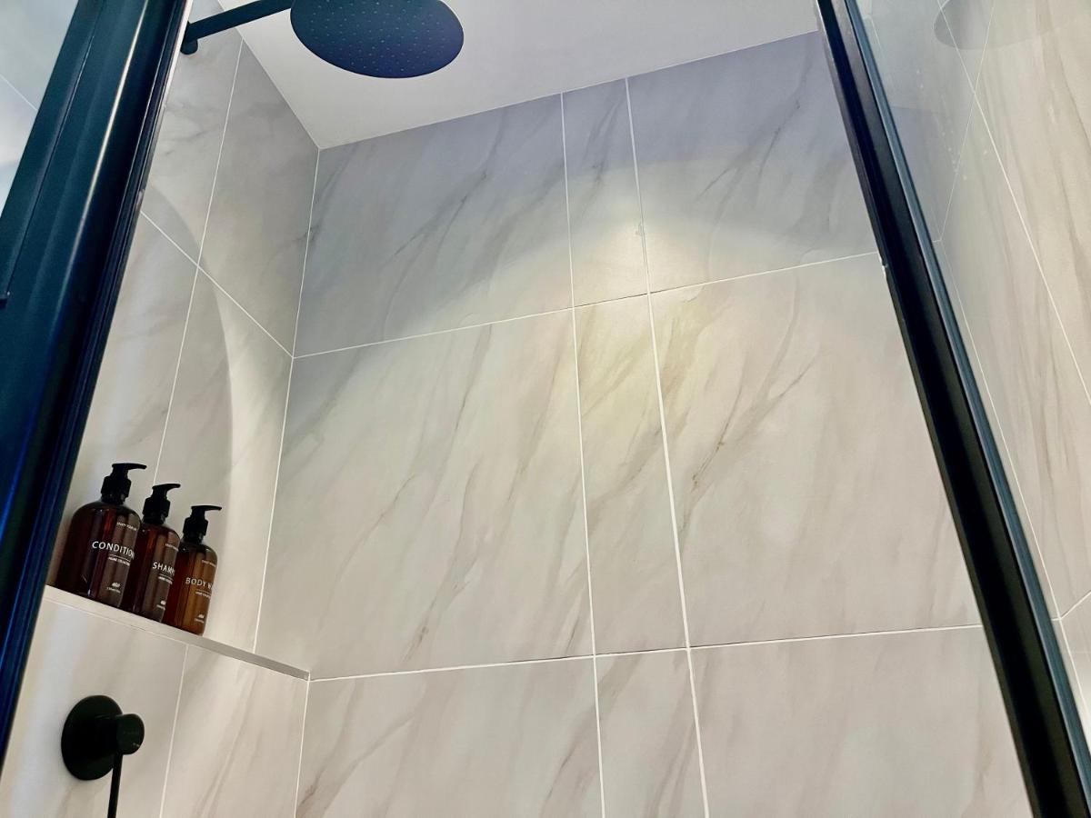 Modern 1 Bedroom ensuite with city views, separate living room, dining room and kitchen, Balcony, Solar power and fast WiFi, in historic De Waterkant - 3