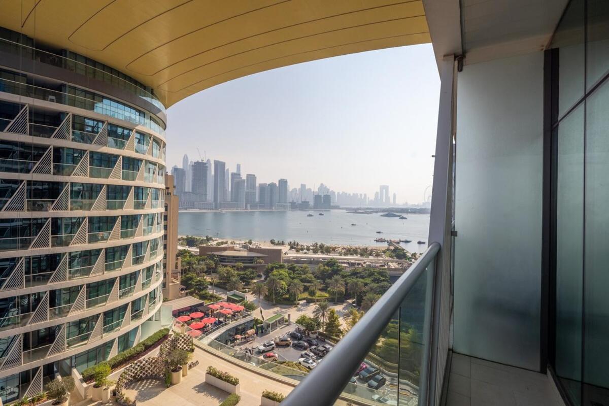 Elegant One-Bedroom Sea View Retreat on Palm West