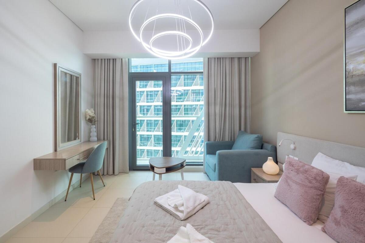 Elegant One-Bedroom Sea View Retreat on Palm West - 2