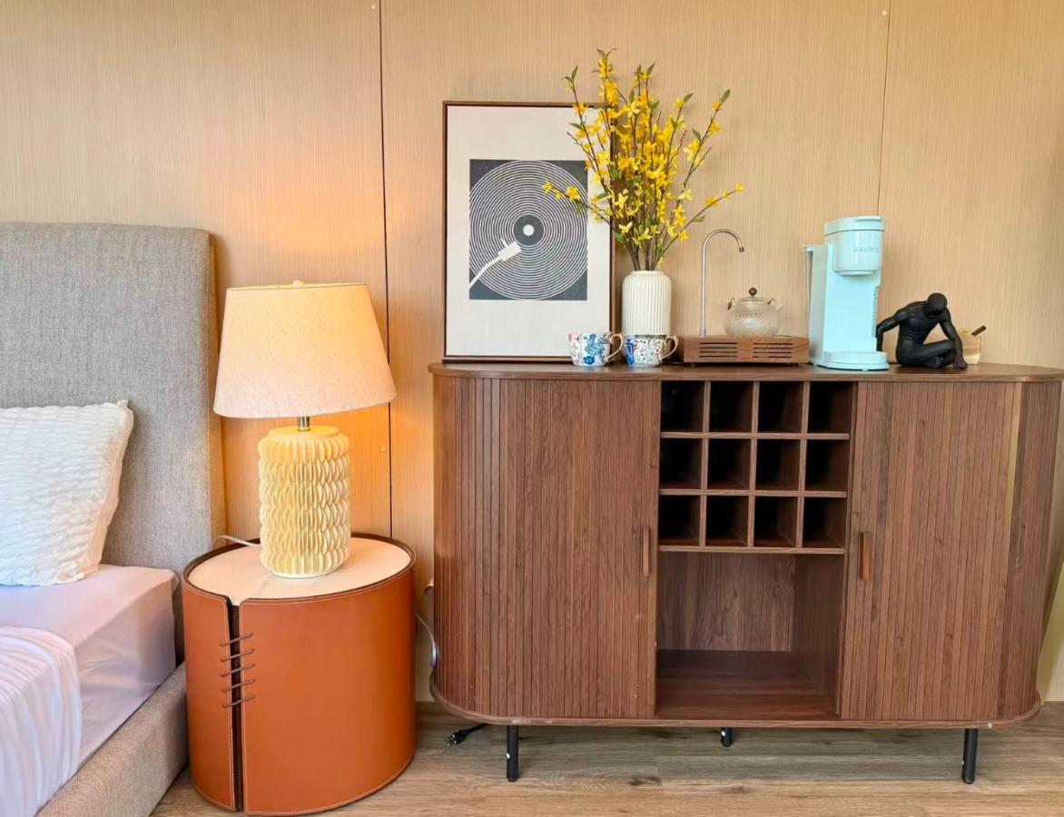 Hollywood Hills Glass Cabin-Skyline view -Floor to Ceiling Windows - 2