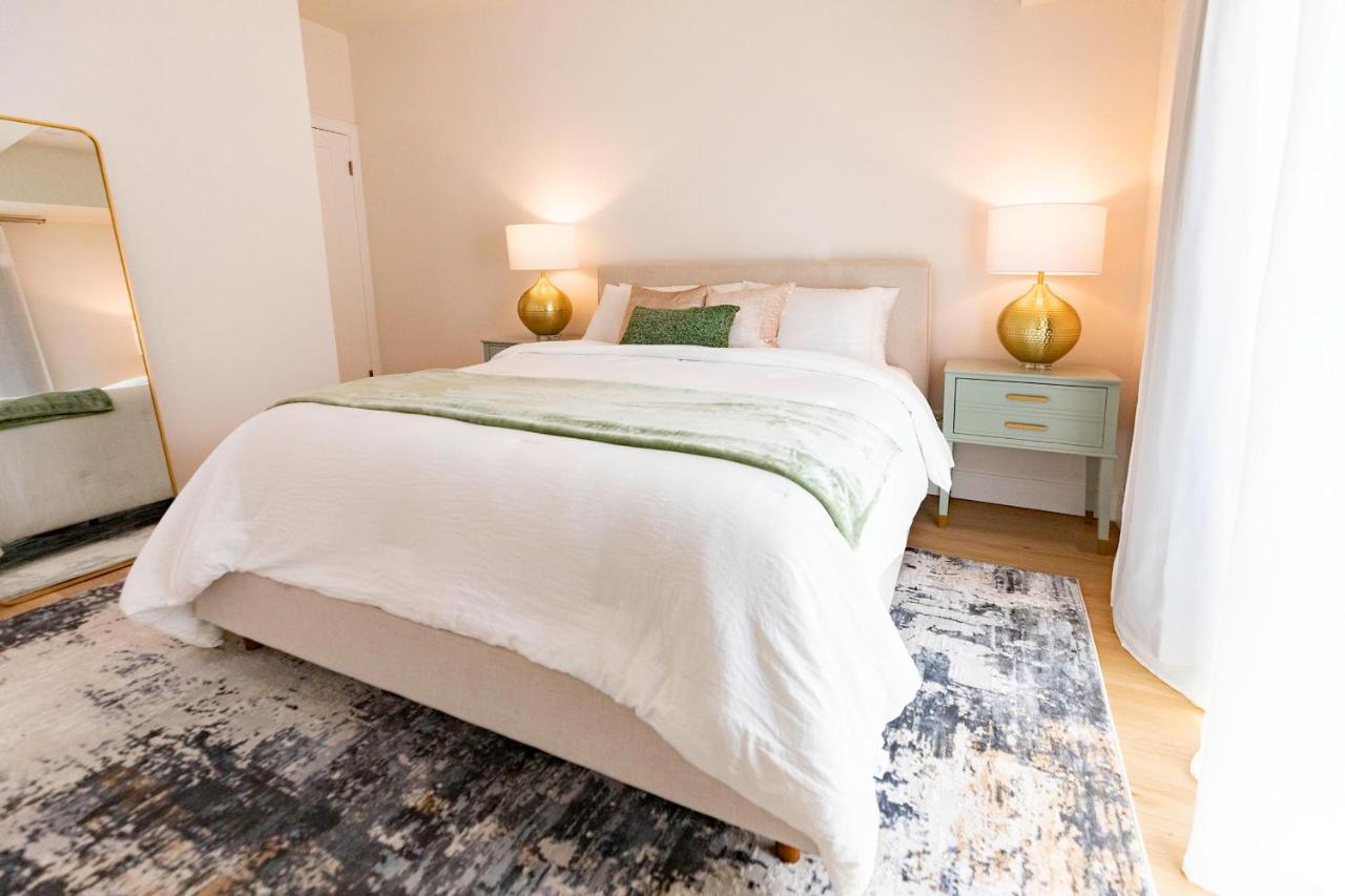 Luxury House 3-Level 4-bedroom, Free Parking and Patio - 2