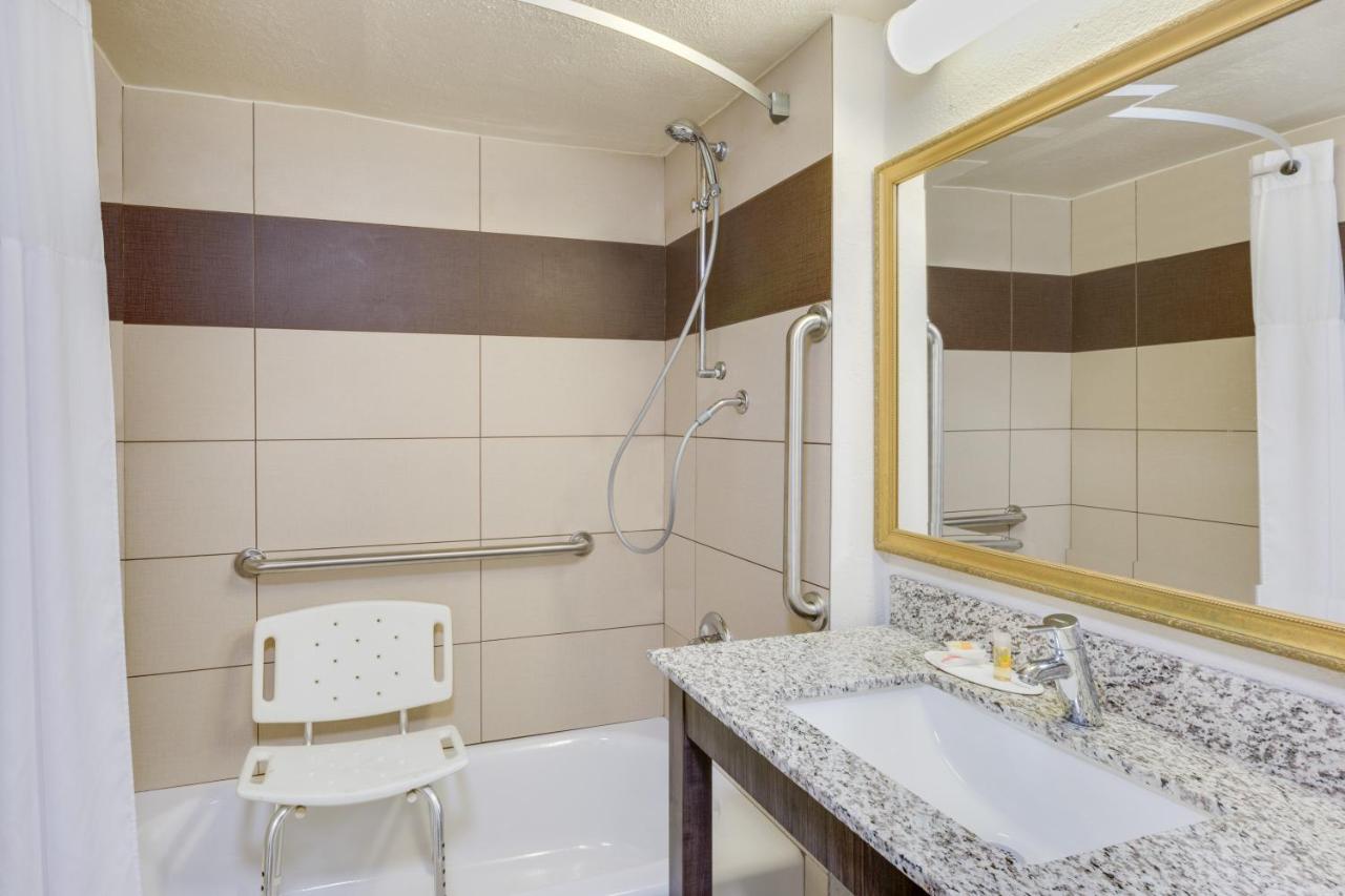 Days Inn by Wyndham Birmingham/West photo