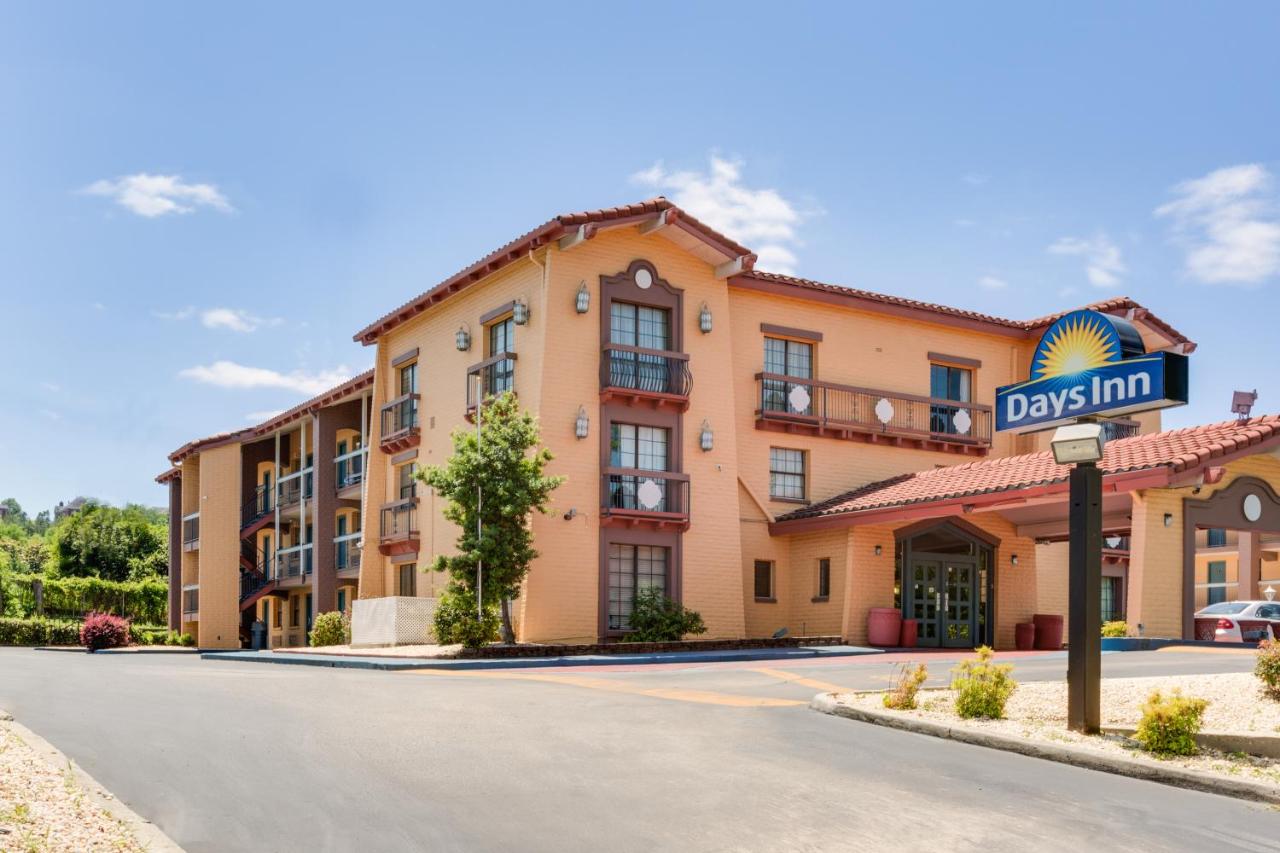 Days Inn by Wyndham Birmingham/West photo