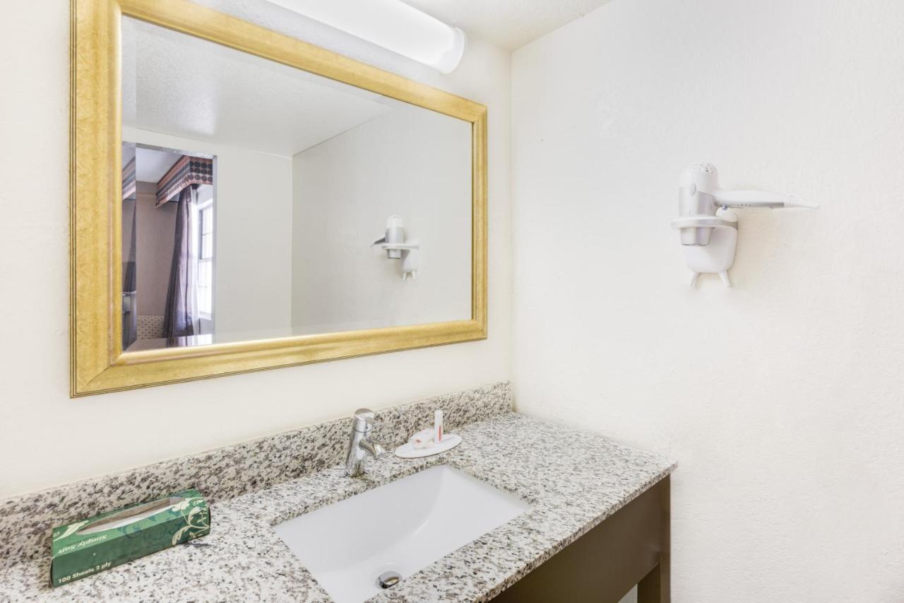 Days Inn by Wyndham Birmingham/West photo