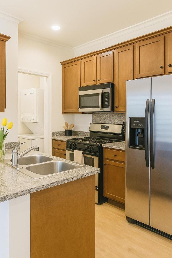 Holiday in LA- Koreatown Retreat with Free Parking, Pool and Sauna - 5