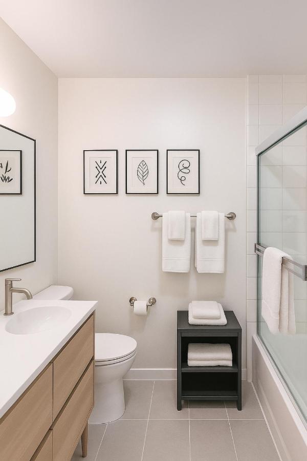 Holiday in LA- Koreatown Retreat with Free Parking, Pool and Sauna - 3