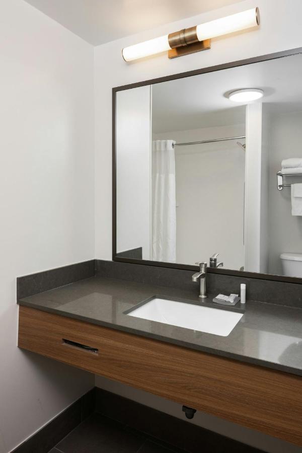 Norton Shores Inn — photo 10