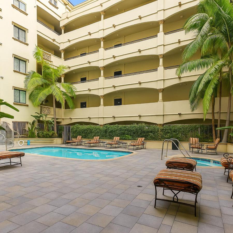 Holiday in LA- Koreatown Retreat with Free Parking, Pool and Sauna - 4