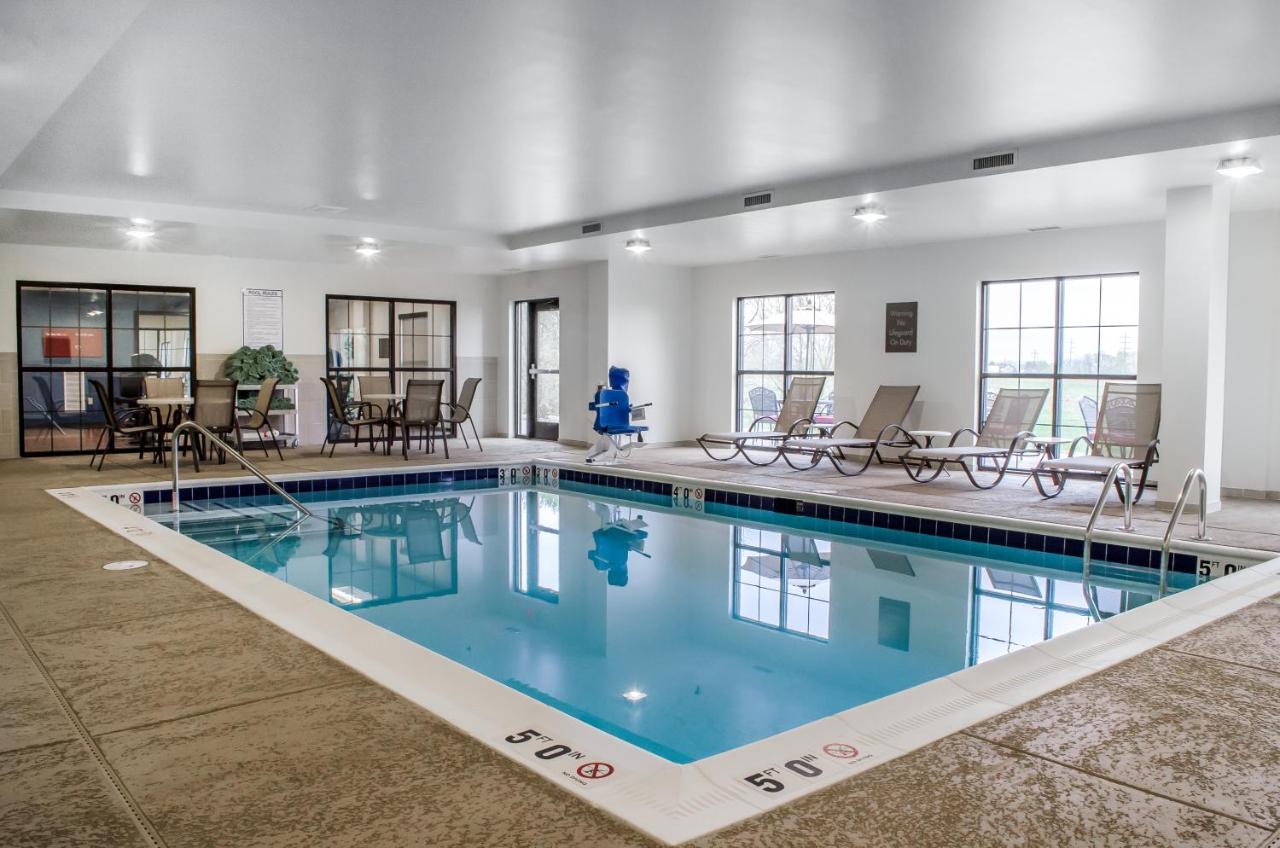 Heated swimming pool: Comfort Suites Manheim - Lancaster