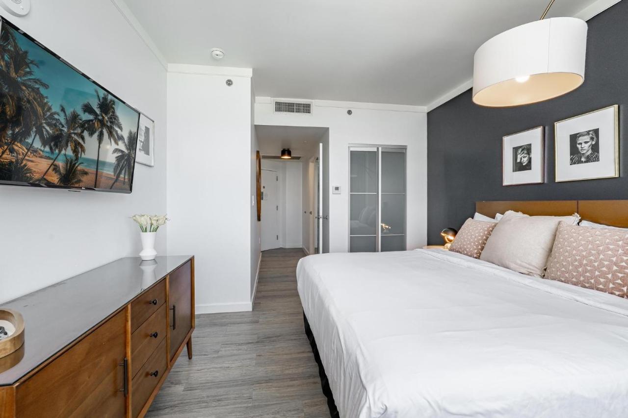 Image: Contemporary King Studio in Coconut Grove includes Parking