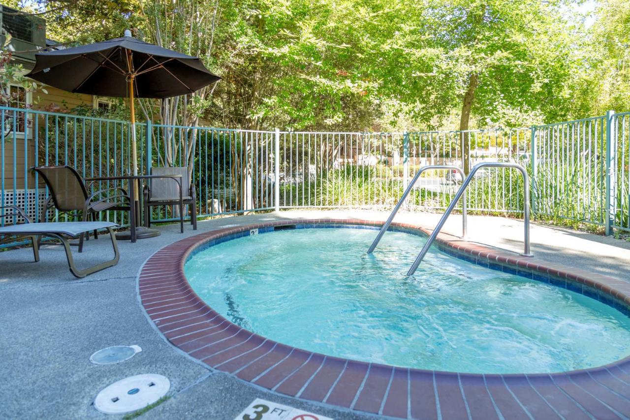 Heated swimming pool: RiverPointe Napa Valley Resort