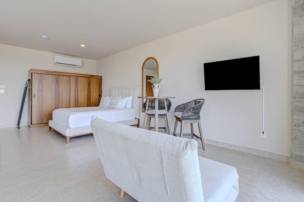 Centrally Located Apartment w Pool / Gym / Cowork