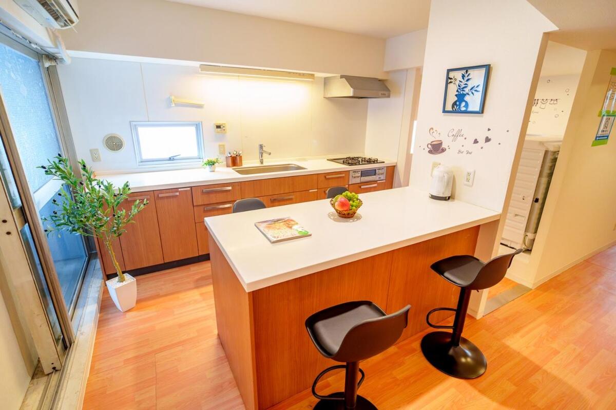 Higashi-Shinjuku 902 - 3