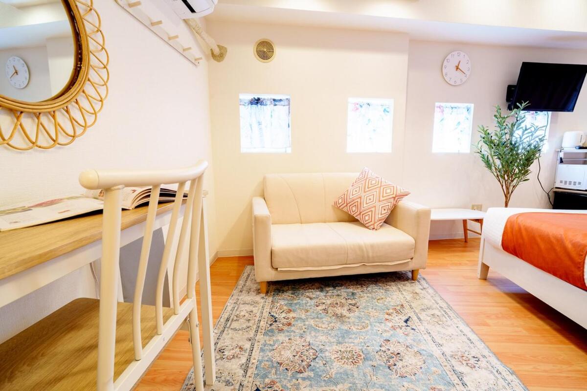 Higashi-Shinjuku 902 - 4