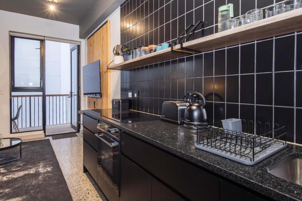 The Duke Stylish Studio- Balcony Rooftop Pool - 4