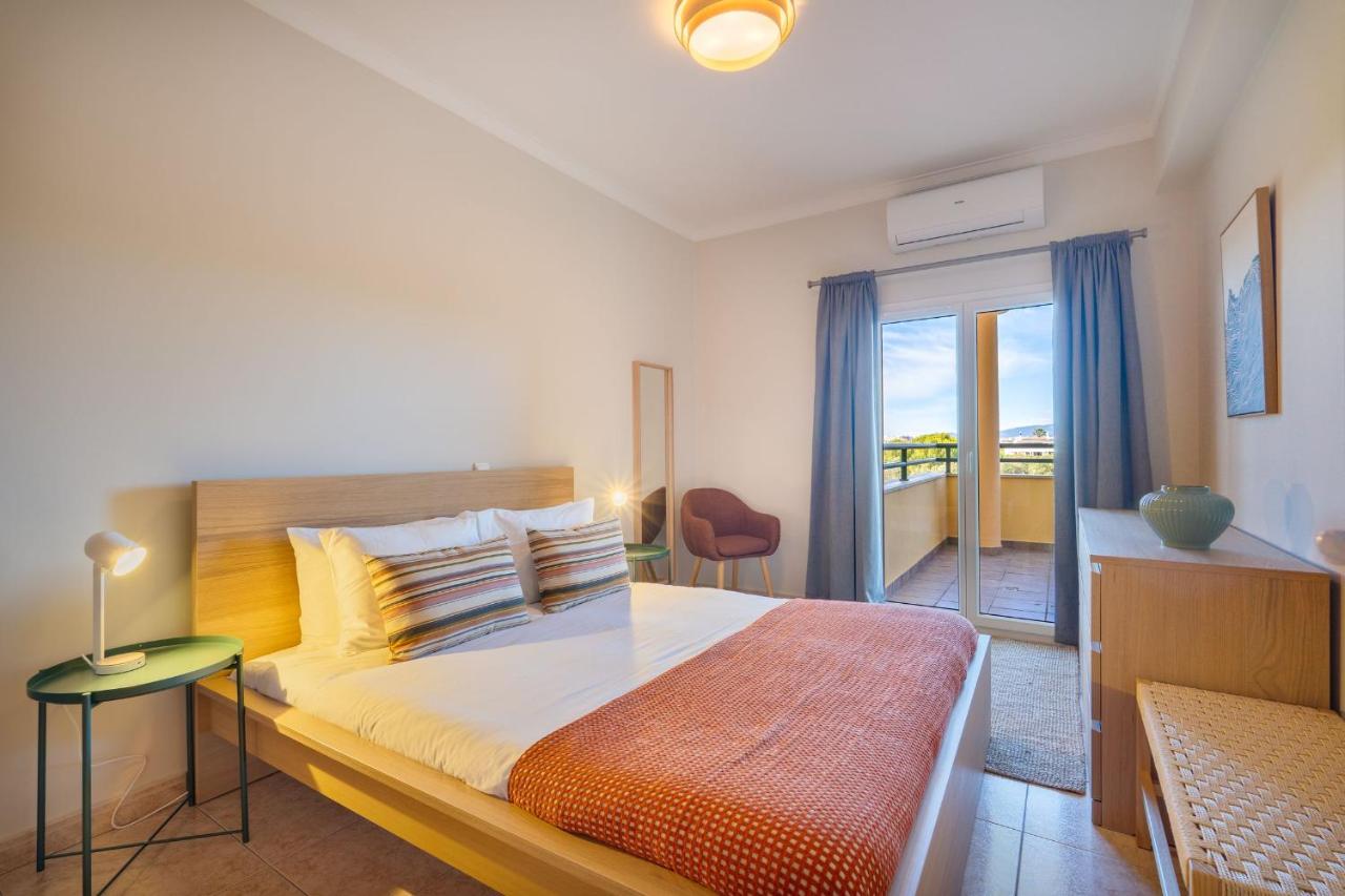 Sunny 1BDR Flat with Pool in Vau by LovelyStay - 4