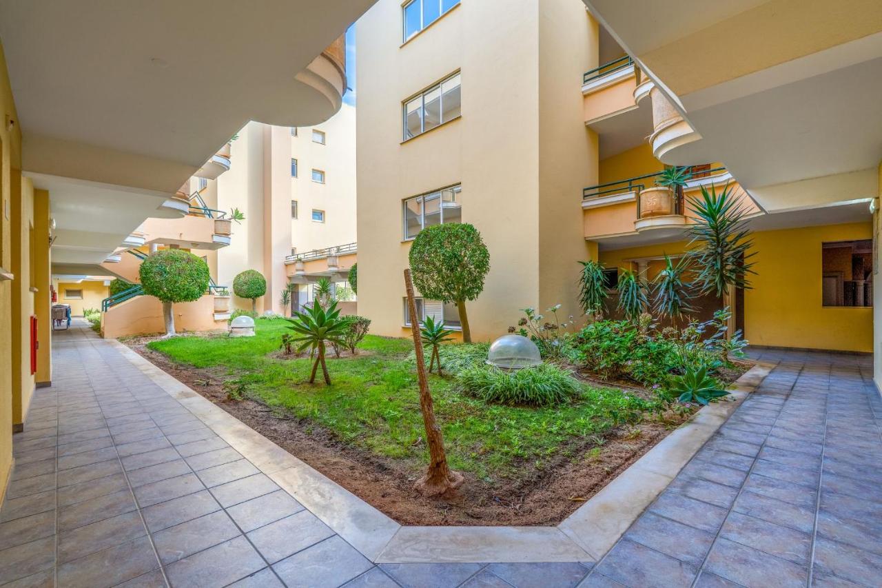 Sunny 1BDR Flat with Pool in Vau by LovelyStay - 3