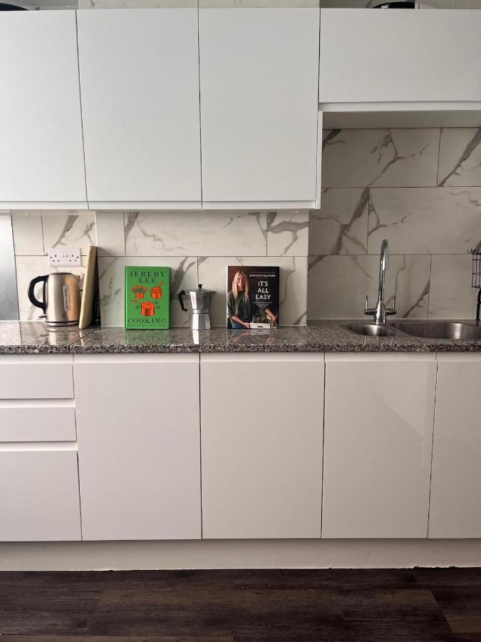 4 Bed Flat in Hoxton Zone 1 with Balcony