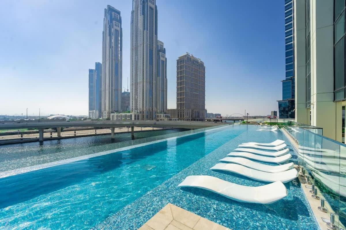 FAM Living - 3 bedroom and Maids Room Retreat Overlooking Dubai Canal