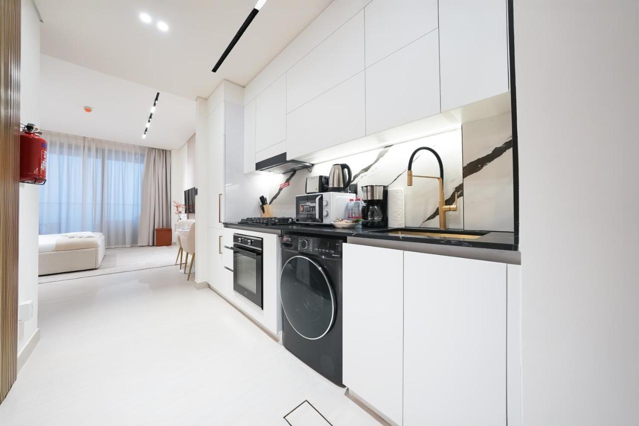 Luxury Trillionaire Studio with Jacuzzi and Canal Views in Business Bay - 5