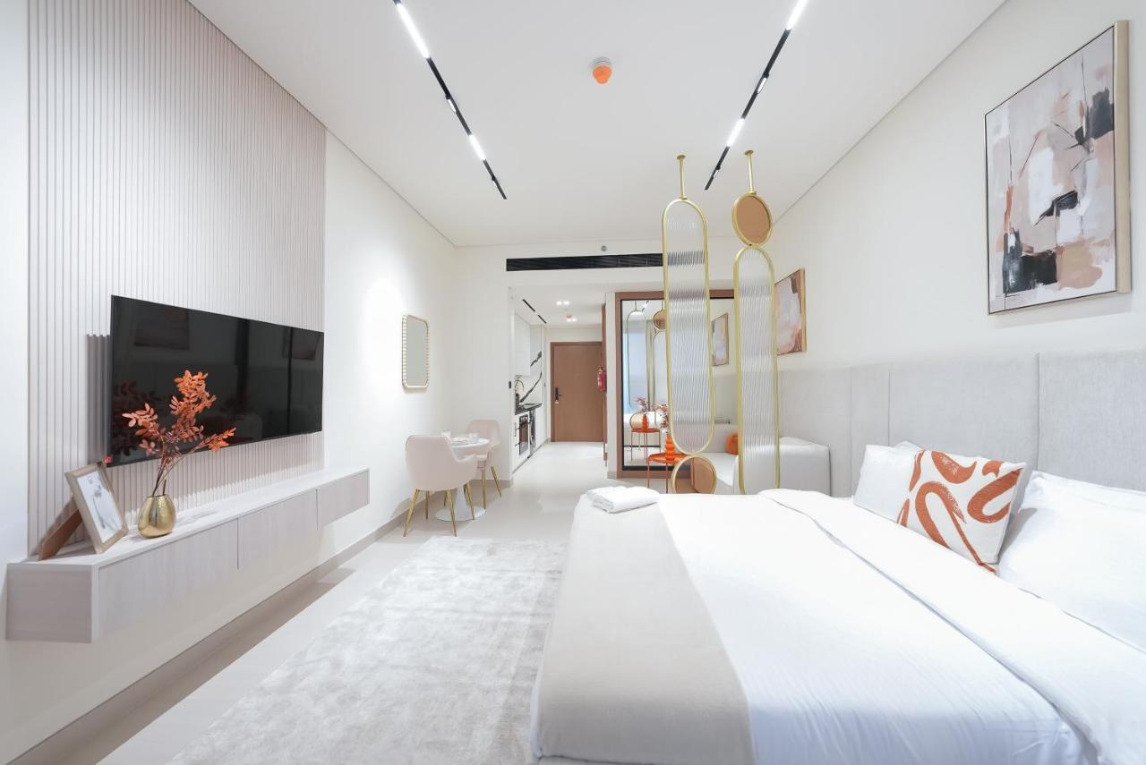 Luxury Trillionaire Studio with Jacuzzi and Canal Views in Business Bay - 2