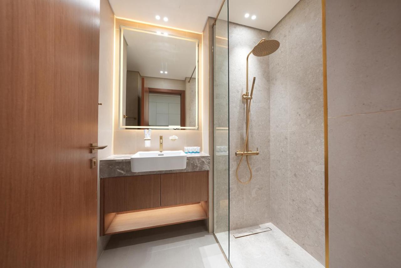 Luxury Trillionaire Studio with Jacuzzi and Canal Views in Business Bay - 3