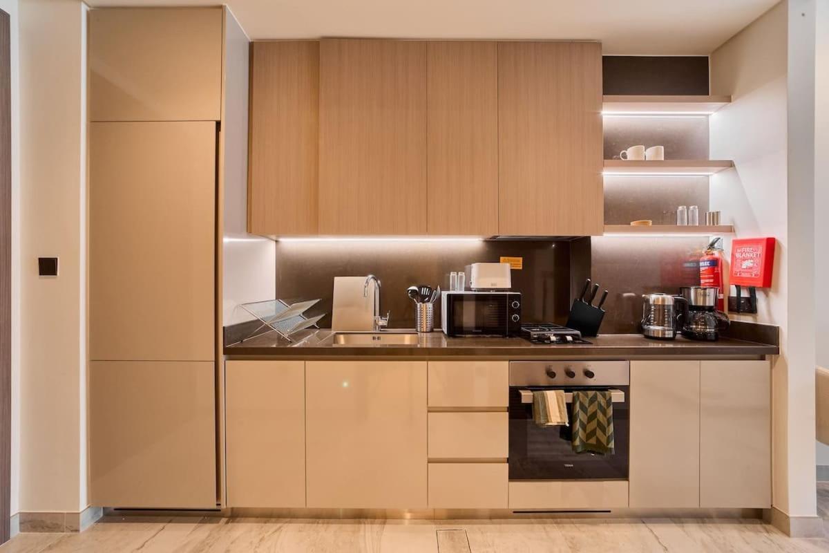 FAM Living Dubai Escape Sleek Studio at Peninsula Five - 4