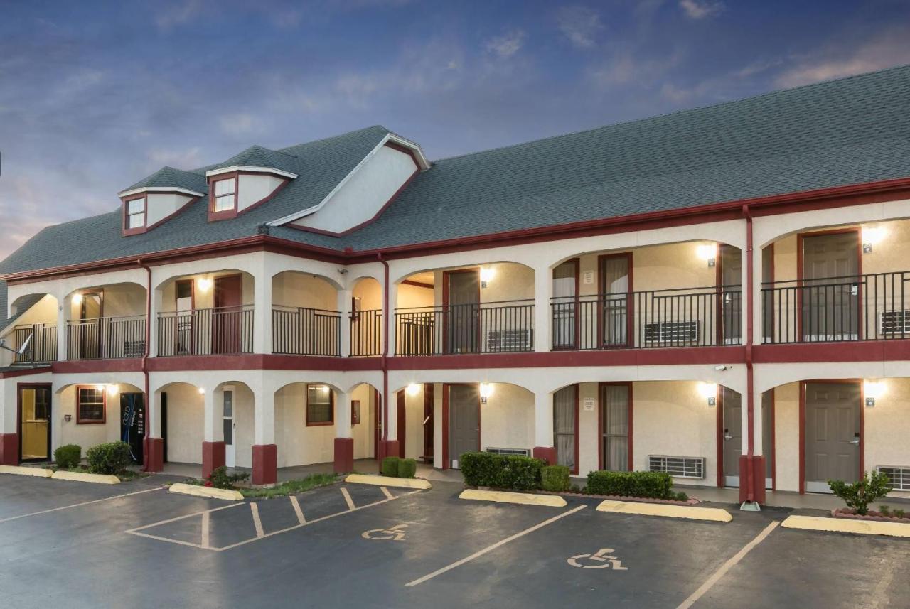 Image: Travelodge Inn & Suites by Wyndham Norman
