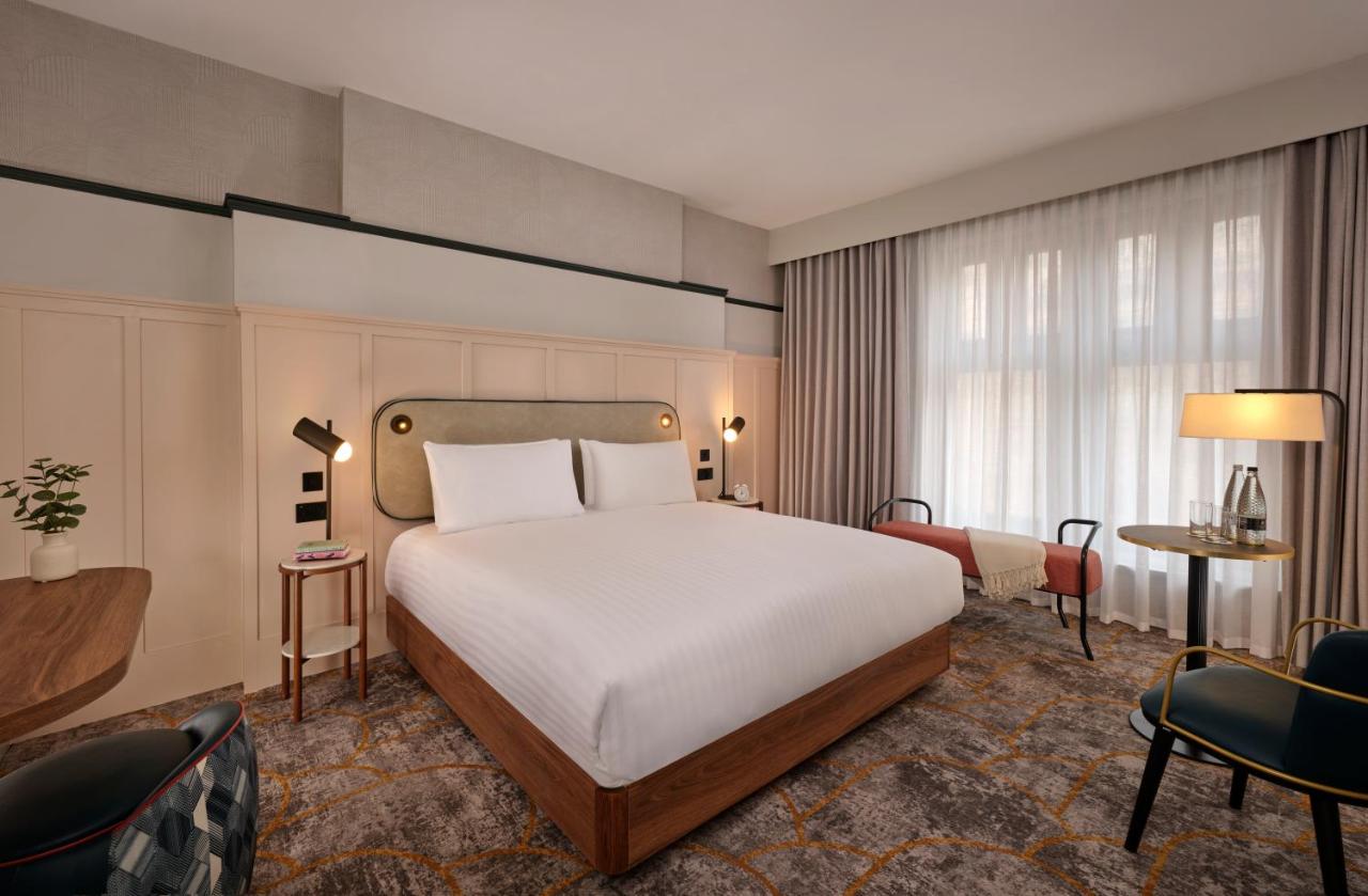 Grand Room with Sofabed
