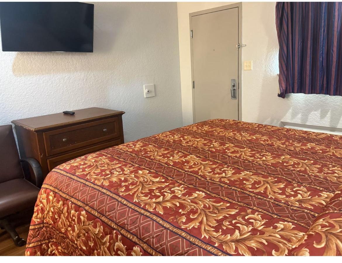 Economy Lodge Texas City Refinery — photo 18
