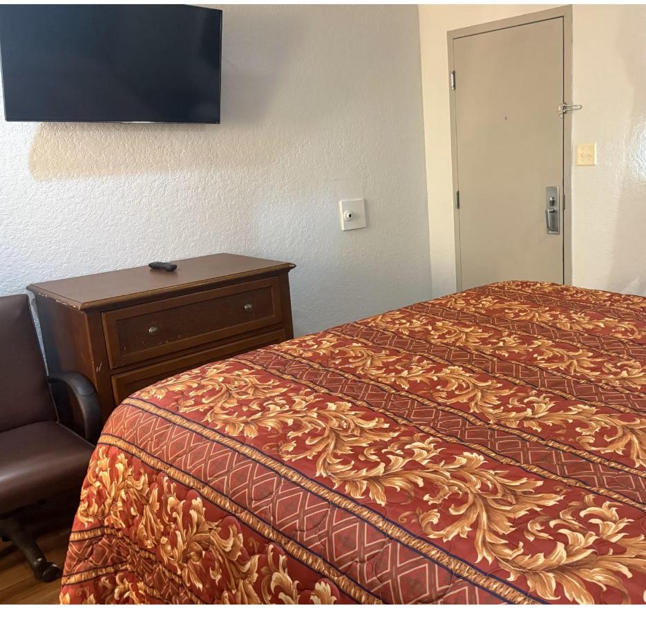 Economy Lodge Texas City Refinery — photo 19