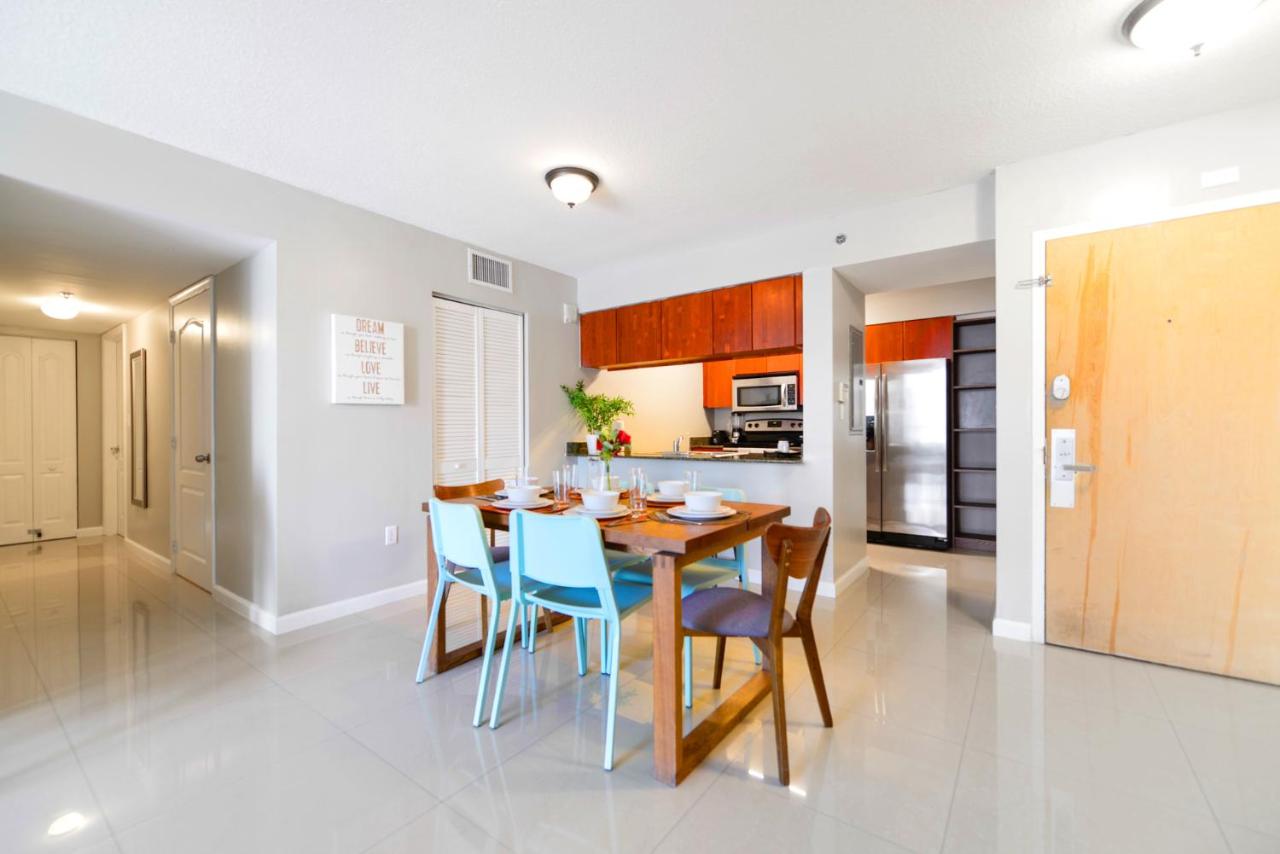 Bright & Modern Condo in Brickell w Pool Access - 5