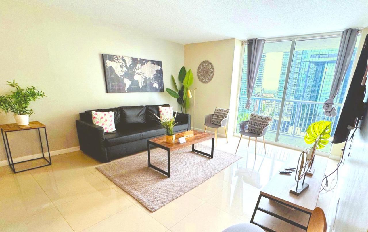 Bright & Modern Condo in Brickell w Pool Access - 2